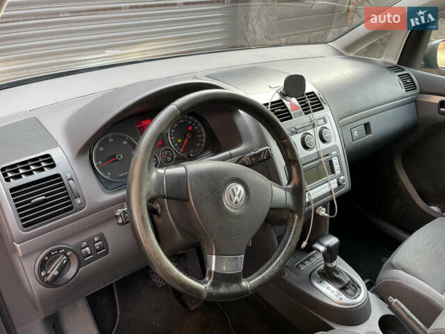 Синий Фольксваген Туран, объемом двигателя 1.9 л и пробегом 334 тыс. км за 7400 $, фото 5 на Automoto.ua