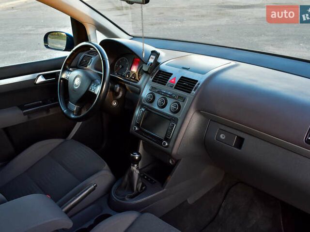 Синій Фольксваген Туран, об'ємом двигуна 2 л та пробігом 255 тис. км за 8400 $, фото 22 на Automoto.ua