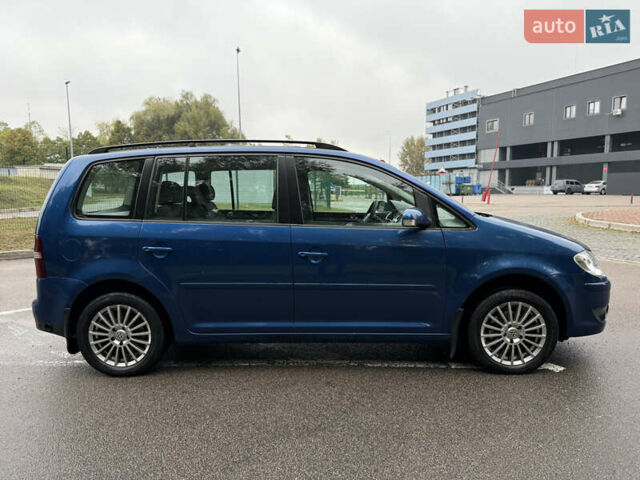 Синий Фольксваген Туран, объемом двигателя 1.6 л и пробегом 225 тыс. км за 5900 $, фото 5 на Automoto.ua