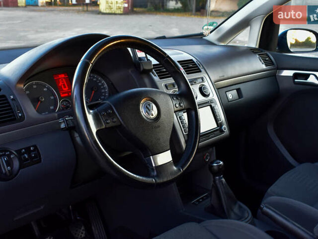 Синій Фольксваген Туран, об'ємом двигуна 2 л та пробігом 255 тис. км за 8400 $, фото 40 на Automoto.ua