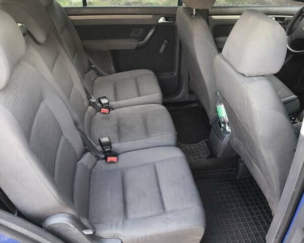 Синий Фольксваген Туран, объемом двигателя 1.6 л и пробегом 250 тыс. км за 7600 $, фото 5 на Automoto.ua