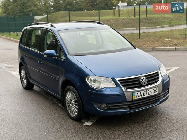 Синий Фольксваген Туран, объемом двигателя 1.6 л и пробегом 225 тыс. км за 5900 $, фото 3 на Automoto.ua