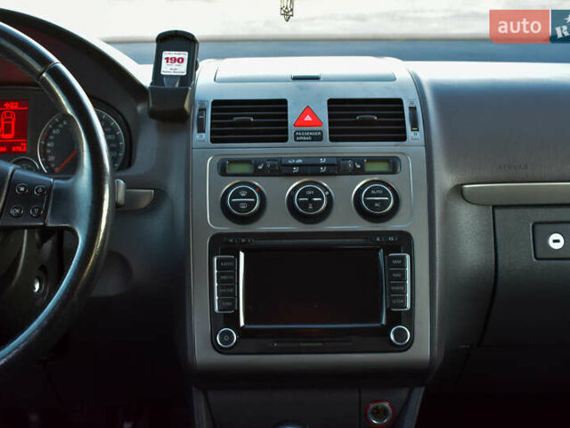 Синій Фольксваген Туран, об'ємом двигуна 2 л та пробігом 255 тис. км за 8400 $, фото 26 на Automoto.ua