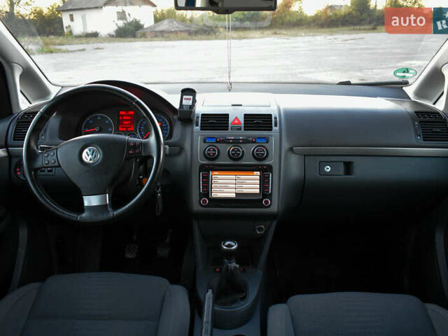 Синій Фольксваген Туран, об'ємом двигуна 2 л та пробігом 255 тис. км за 8400 $, фото 33 на Automoto.ua