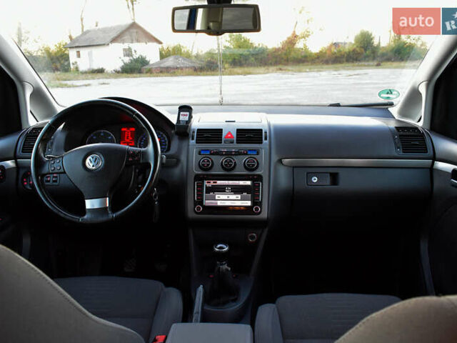 Синій Фольксваген Туран, об'ємом двигуна 2 л та пробігом 255 тис. км за 8400 $, фото 32 на Automoto.ua