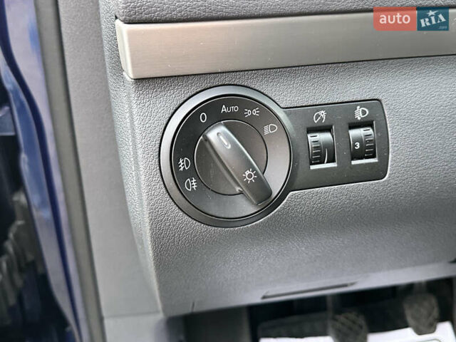 Синий Фольксваген Туран, объемом двигателя 1.4 л и пробегом 229 тыс. км за 6500 $, фото 4 на Automoto.ua