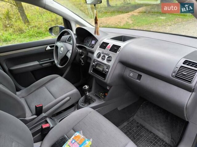 Синий Фольксваген Туран, объемом двигателя 1.9 л и пробегом 266 тыс. км за 7500 $, фото 6 на Automoto.ua