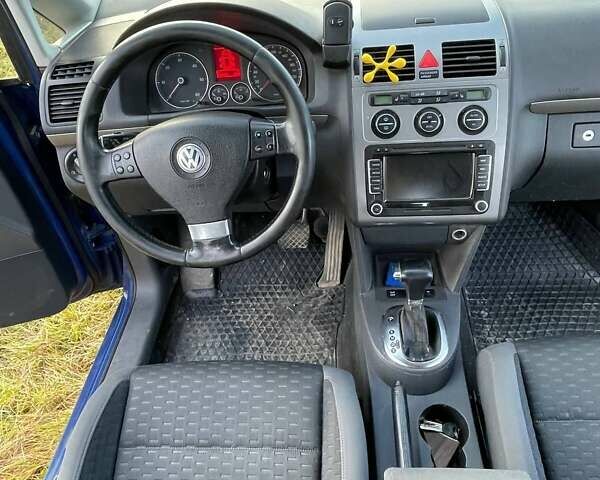 Синий Фольксваген Туран, объемом двигателя 1.9 л и пробегом 330 тыс. км за 8400 $, фото 2 на Automoto.ua