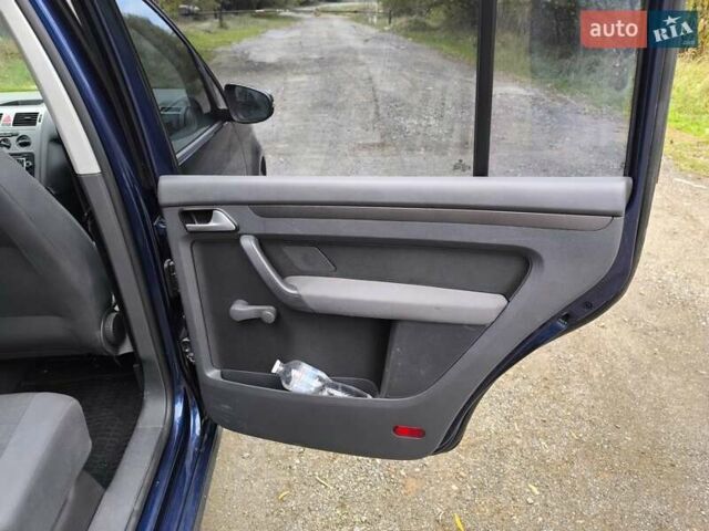 Синий Фольксваген Туран, объемом двигателя 1.9 л и пробегом 266 тыс. км за 7500 $, фото 5 на Automoto.ua