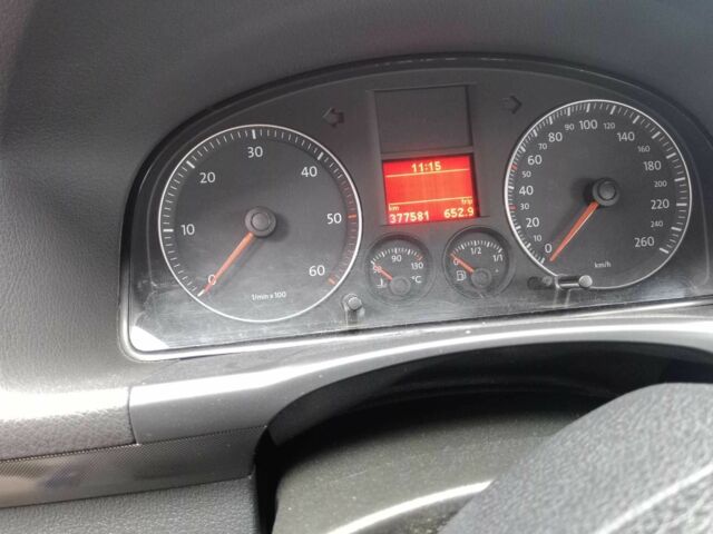 Синий Фольксваген Туран, объемом двигателя 2 л и пробегом 378 тыс. км за 3309 $, фото 4 на Automoto.ua