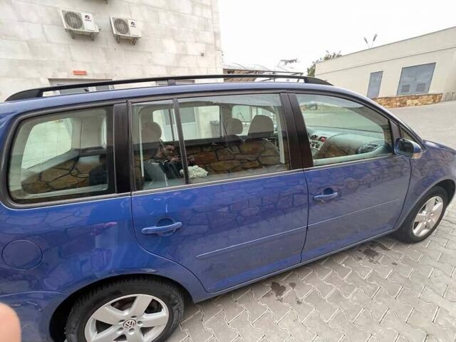 Синий Фольксваген Туран, объемом двигателя 1.6 л и пробегом 246 тыс. км за 7500 $, фото 6 на Automoto.ua