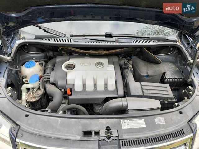 Синий Фольксваген Туран, объемом двигателя 1.9 л и пробегом 266 тыс. км за 7500 $, фото 4 на Automoto.ua