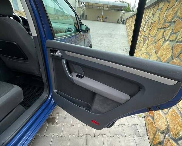 Синий Фольксваген Туран, объемом двигателя 1.6 л и пробегом 246 тыс. км за 7500 $, фото 14 на Automoto.ua