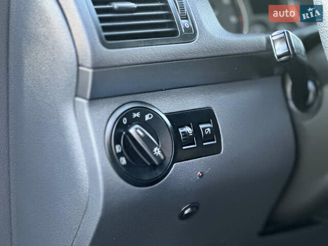 Синий Фольксваген Туран, объемом двигателя 1.4 л и пробегом 220 тыс. км за 7600 $, фото 44 на Automoto.ua