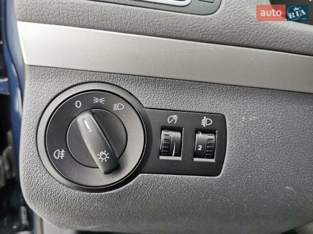 Синий Фольксваген Туран, объемом двигателя 1.6 л и пробегом 252 тыс. км за 8400 $, фото 37 на Automoto.ua