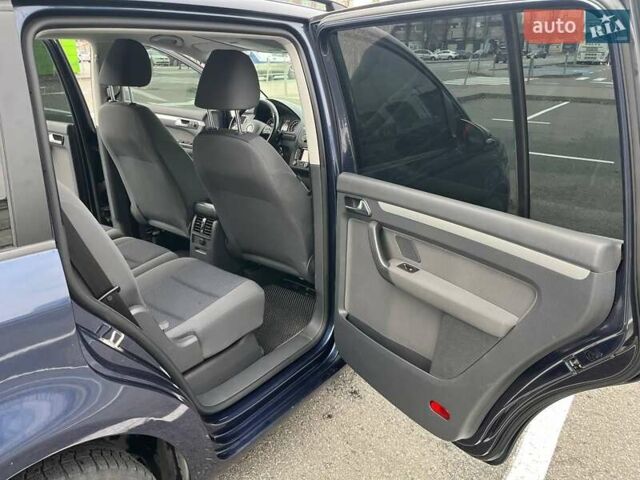 Синій Фольксваген Туран, об'ємом двигуна 1.2 л та пробігом 216 тис. км за 9500 $, фото 15 на Automoto.ua