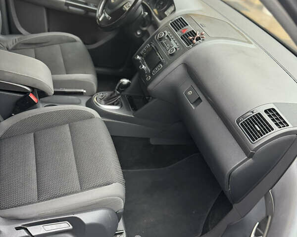 Синій Фольксваген Туран, об'ємом двигуна 1.6 л та пробігом 286 тис. км за 10600 $, фото 14 на Automoto.ua