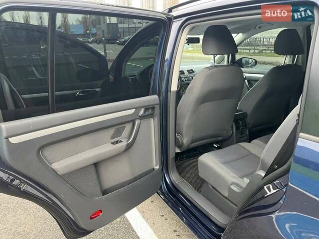 Синій Фольксваген Туран, об'ємом двигуна 1.2 л та пробігом 216 тис. км за 9500 $, фото 13 на Automoto.ua