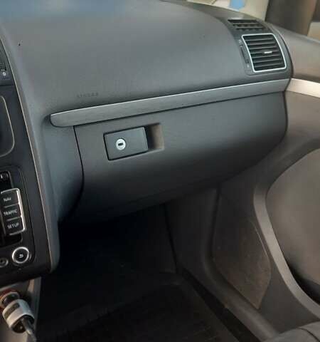 Синий Фольксваген Туран, объемом двигателя 1.97 л и пробегом 338 тыс. км за 10000 $, фото 31 на Automoto.ua