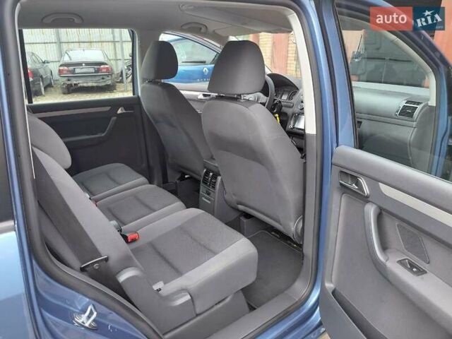 Синій Фольксваген Туран, об'ємом двигуна 1.6 л та пробігом 302 тис. км за 10300 $, фото 2 на Automoto.ua