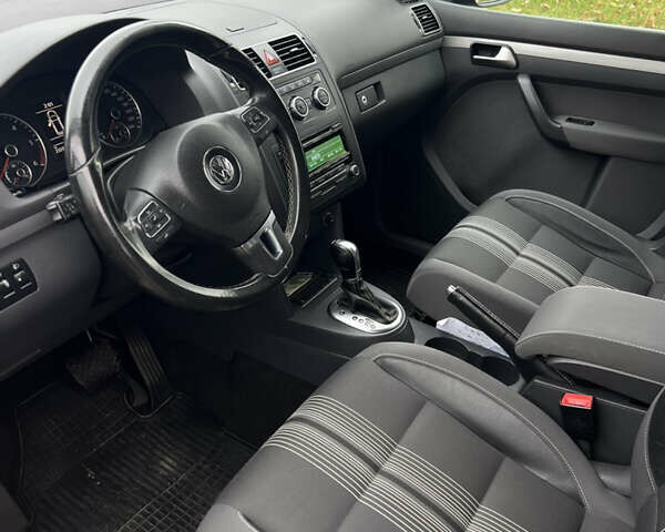 Синій Фольксваген Туран, об'ємом двигуна 1.6 л та пробігом 233 тис. км за 12100 $, фото 4 на Automoto.ua