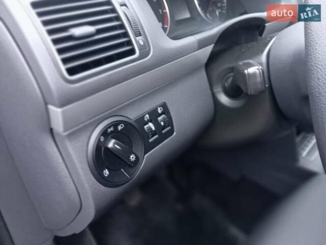 Синий Фольксваген Туран, объемом двигателя 1.2 л и пробегом 160 тыс. км за 7650 $, фото 26 на Automoto.ua