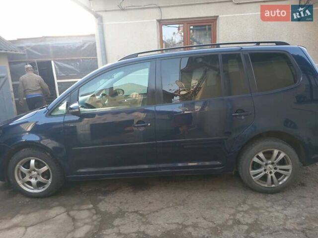 Синий Фольксваген Туран, объемом двигателя 1.6 л и пробегом 279 тыс. км за 9850 $, фото 1 на Automoto.ua