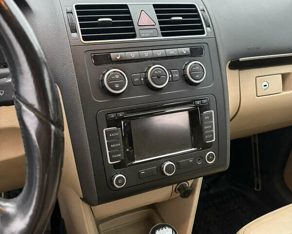 Синий Фольксваген Туран, объемом двигателя 1.6 л и пробегом 200 тыс. км за 11200 $, фото 8 на Automoto.ua