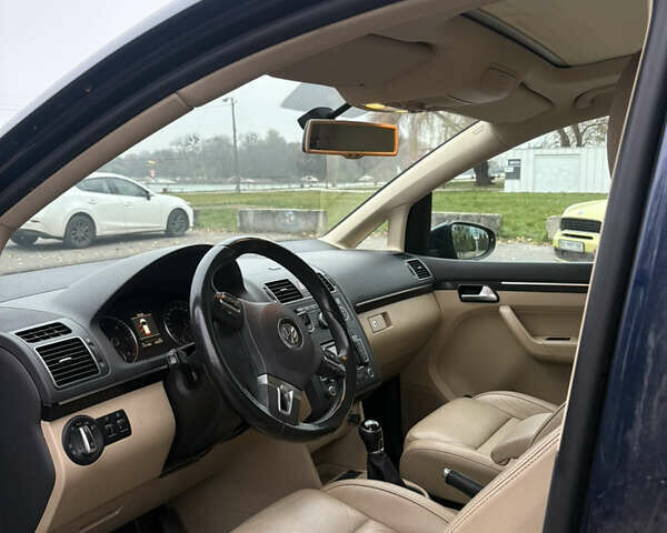 Синий Фольксваген Туран, объемом двигателя 1.6 л и пробегом 200 тыс. км за 11200 $, фото 5 на Automoto.ua