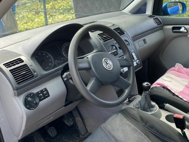 Синий Фольксваген Туран, объемом двигателя 1.6 л и пробегом 270 тыс. км за 5400 $, фото 6 на Automoto.ua