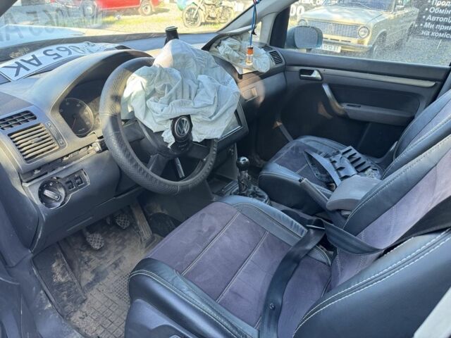 Зеленый Фольксваген Туран, объемом двигателя 1.9 л и пробегом 230 тыс. км за 1950 $, фото 8 на Automoto.ua