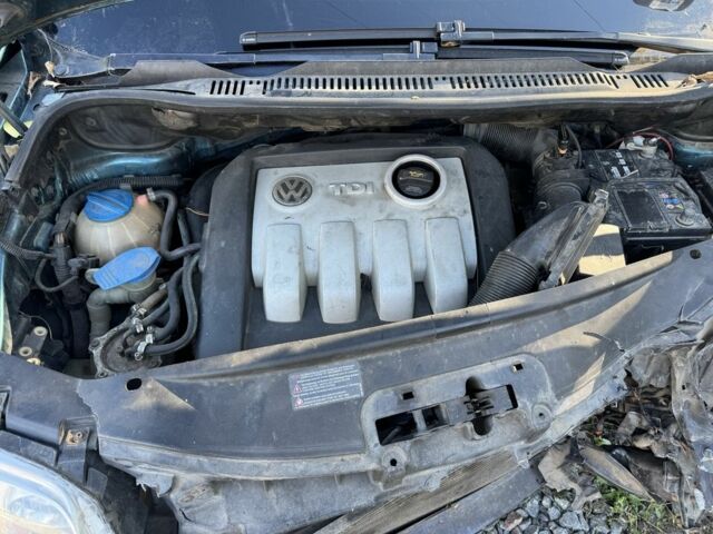 Зеленый Фольксваген Туран, объемом двигателя 1.9 л и пробегом 230 тыс. км за 1950 $, фото 5 на Automoto.ua