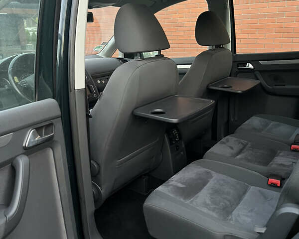 Зеленый Фольксваген Туран, объемом двигателя 2 л и пробегом 282 тыс. км за 10700 $, фото 6 на Automoto.ua