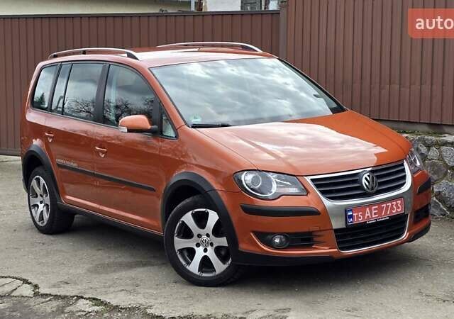Оранжевый Фольксваген Туран, объемом двигателя 1.6 л и пробегом 243 тыс. км за 9399 $, фото 8 на Automoto.ua