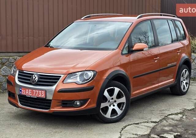 Оранжевый Фольксваген Туран, объемом двигателя 1.6 л и пробегом 243 тыс. км за 9399 $, фото 2 на Automoto.ua