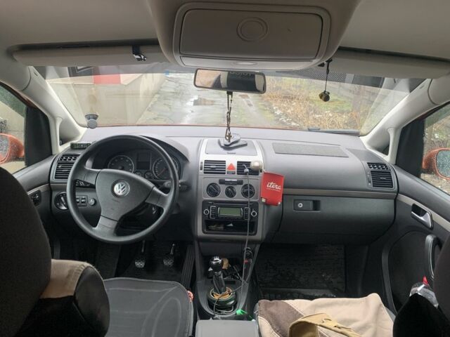 Оранжевый Фольксваген Туран, объемом двигателя 1.4 л и пробегом 221 тыс. км за 5000 $, фото 5 на Automoto.ua