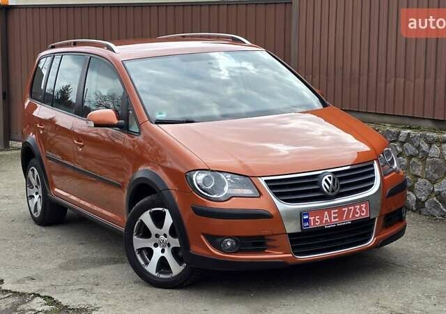 Оранжевый Фольксваген Туран, объемом двигателя 1.6 л и пробегом 243 тыс. км за 9399 $, фото 7 на Automoto.ua