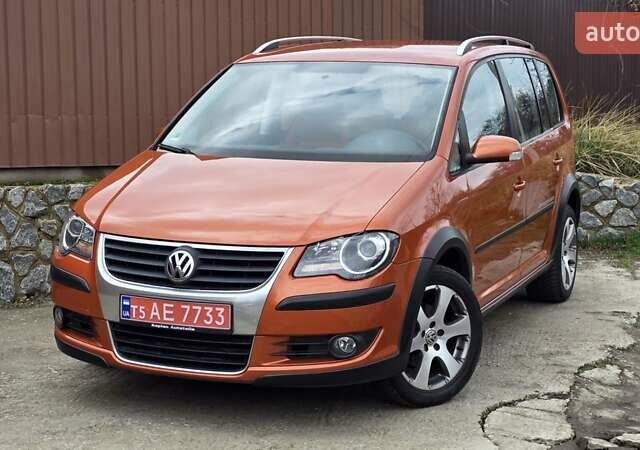 Оранжевый Фольксваген Туран, объемом двигателя 1.6 л и пробегом 243 тыс. км за 9399 $, фото 3 на Automoto.ua