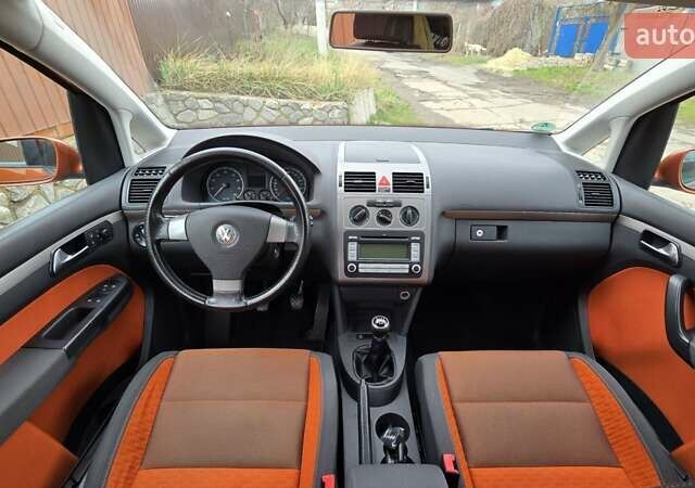 Оранжевый Фольксваген Туран, объемом двигателя 1.6 л и пробегом 243 тыс. км за 9399 $, фото 50 на Automoto.ua