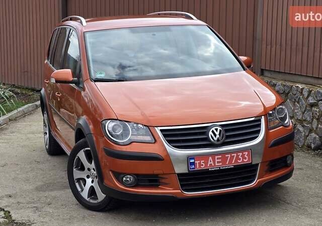 Оранжевый Фольксваген Туран, объемом двигателя 1.6 л и пробегом 243 тыс. км за 9399 $, фото 5 на Automoto.ua