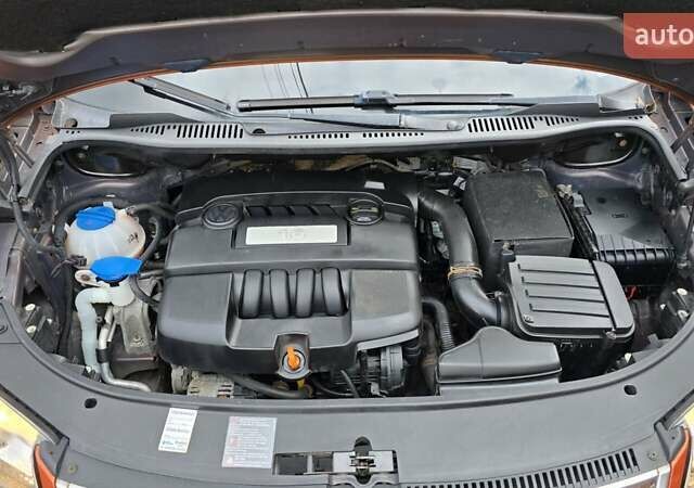 Оранжевый Фольксваген Туран, объемом двигателя 1.6 л и пробегом 243 тыс. км за 9399 $, фото 1 на Automoto.ua