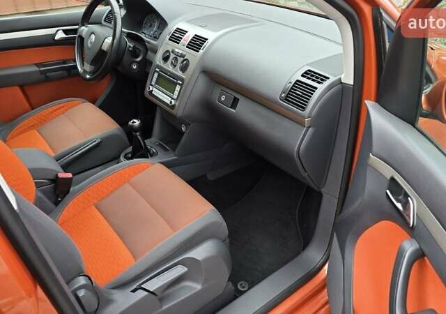 Оранжевый Фольксваген Туран, объемом двигателя 1.6 л и пробегом 243 тыс. км за 9399 $, фото 53 на Automoto.ua