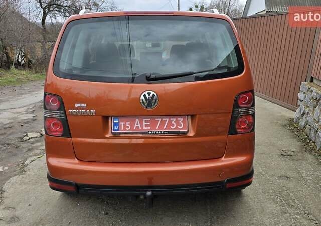Оранжевый Фольксваген Туран, объемом двигателя 1.6 л и пробегом 243 тыс. км за 9399 $, фото 20 на Automoto.ua