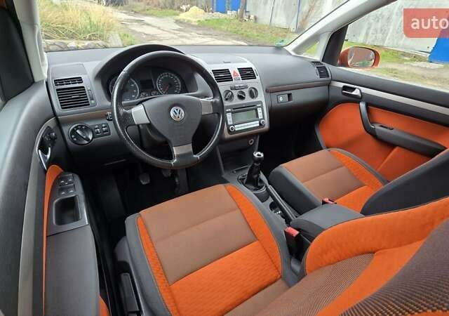 Оранжевый Фольксваген Туран, объемом двигателя 1.6 л и пробегом 243 тыс. км за 9399 $, фото 51 на Automoto.ua