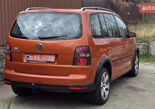Оранжевый Фольксваген Туран, объемом двигателя 1.6 л и пробегом 243 тыс. км за 9399 $, фото 18 на Automoto.ua