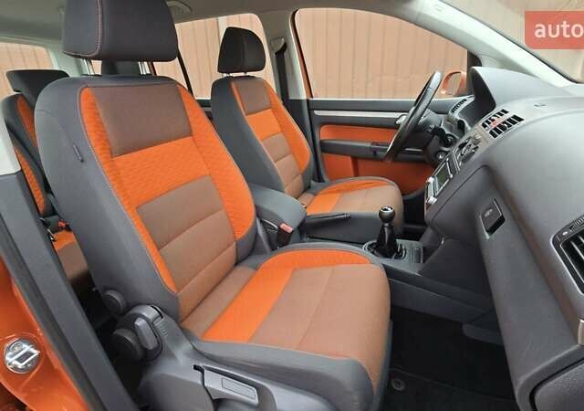 Оранжевый Фольксваген Туран, объемом двигателя 1.6 л и пробегом 243 тыс. км за 9399 $, фото 54 на Automoto.ua