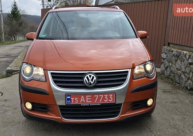Оранжевый Фольксваген Туран, объемом двигателя 1.6 л и пробегом 243 тыс. км за 9399 $, фото 4 на Automoto.ua