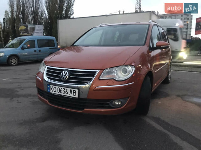 Помаранчевий Фольксваген Туран, об'ємом двигуна 2 л та пробігом 270 тис. км за 8400 $, фото 1 на Automoto.ua