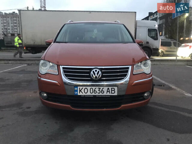 Помаранчевий Фольксваген Туран, об'ємом двигуна 2 л та пробігом 270 тис. км за 8400 $, фото 2 на Automoto.ua