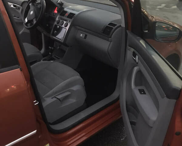 Помаранчевий Фольксваген Туран, об'ємом двигуна 2 л та пробігом 270 тис. км за 8400 $, фото 14 на Automoto.ua